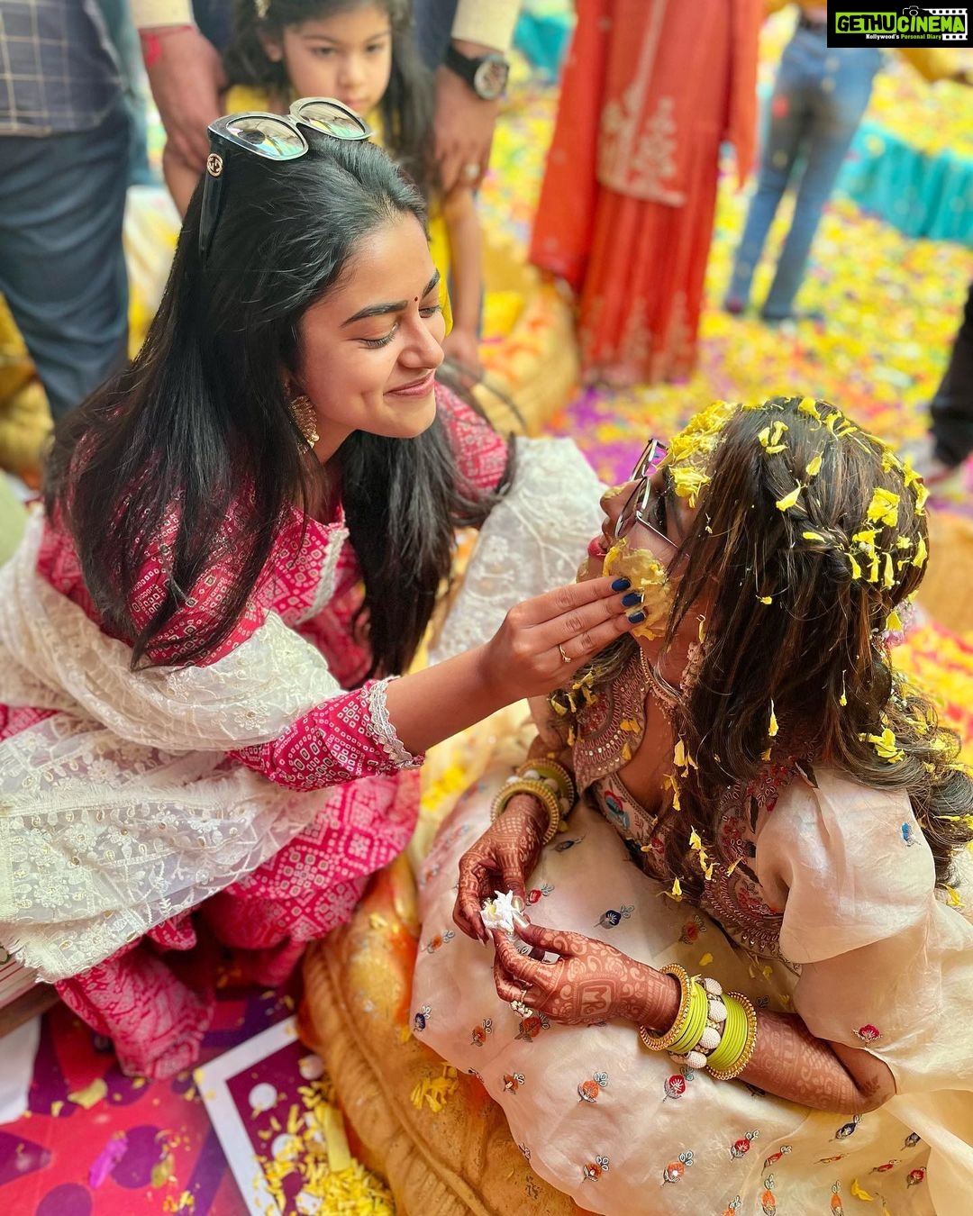Siddhi Idnani Instagram - 15+ years of friendship with these pieces of my heart ♥️ and our family keeps growing.. @riiizuss you made the most beautiful bride. I love love love you and I’m going to miss you even more. 🥹 Welcome to our crazy family @manishchopra512 👫🥰 Balotra,rajasthan