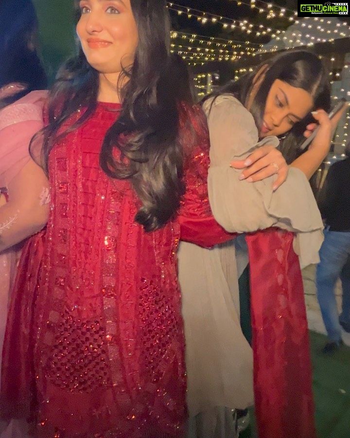 Siddhi Idnani Instagram - 15+ years of friendship with these pieces of my heart ♥️ and our family keeps growing.. @riiizuss you made the most beautiful bride. I love love love you and I’m going to miss you even more. 🥹 Welcome to our crazy family @manishchopra512 👫🥰 Balotra,rajasthan