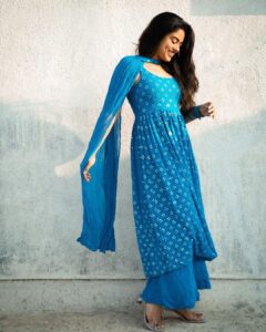 Siddhi Idnani Instagram - entering 2023 with a grinning smileeee 💙 wearing: @nooranibyla styled by: @romamamiaa clicked by: @saurabh_sonkar