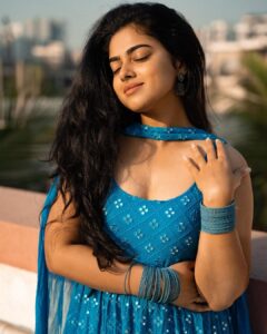 Siddhi Idnani Instagram - entering 2023 with a grinning smileeee 💙 

wearing: @nooranibyla
styled by: @romamamiaa 
clicked by: @saurabh_sonkar