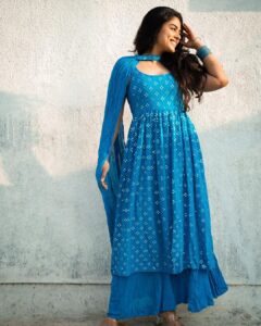 Siddhi Idnani Instagram - entering 2023 with a grinning smileeee 💙 

wearing: @nooranibyla
styled by: @romamamiaa 
clicked by: @saurabh_sonkar