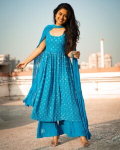 Siddhi Idnani Instagram - entering 2023 with a grinning smileeee 💙 

wearing: @nooranibyla
styled by: @romamamiaa 
clicked by: @saurabh_sonkar
