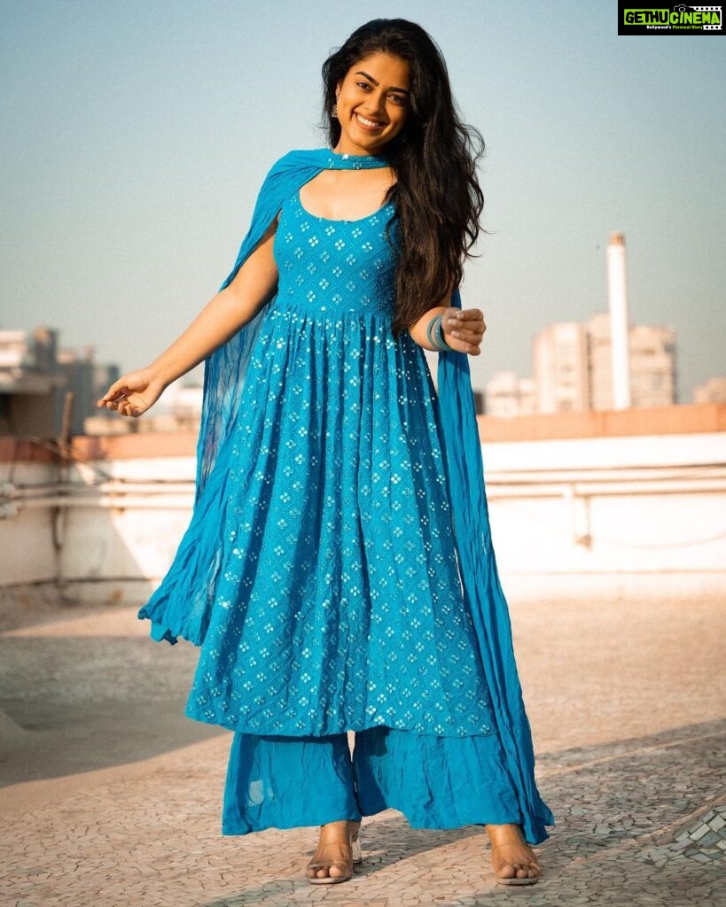 Siddhi Idnani Instagram - entering 2023 with a grinning smileeee 💙 wearing: @nooranibyla styled by: @romamamiaa clicked by: @saurabh_sonkar
