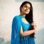 Siddhi Idnani Instagram - entering 2023 with a grinning smileeee 💙 wearing: @nooranibyla styled by: @romamamiaa clicked by: @saurabh_sonkar