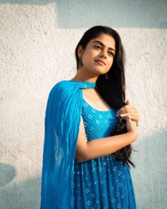 Siddhi Idnani Instagram - entering 2023 with a grinning smileeee 💙 wearing: @nooranibyla styled by: @romamamiaa clicked by: @saurabh_sonkar