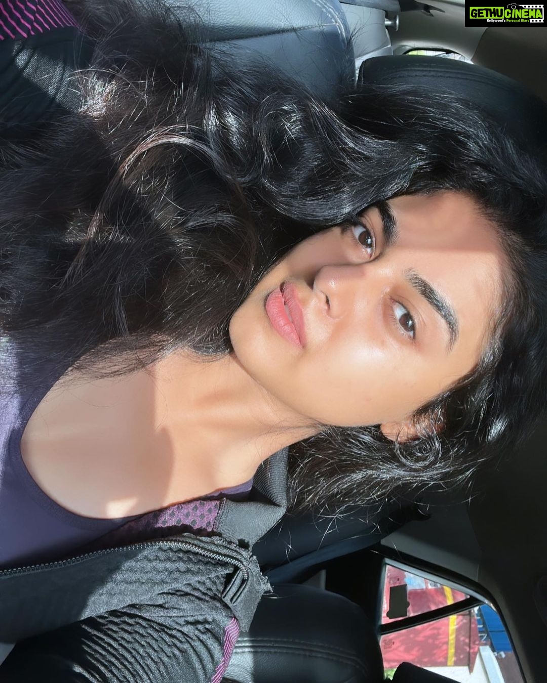 Siddhi Idnani Instagram - golden hour!☀️🌻