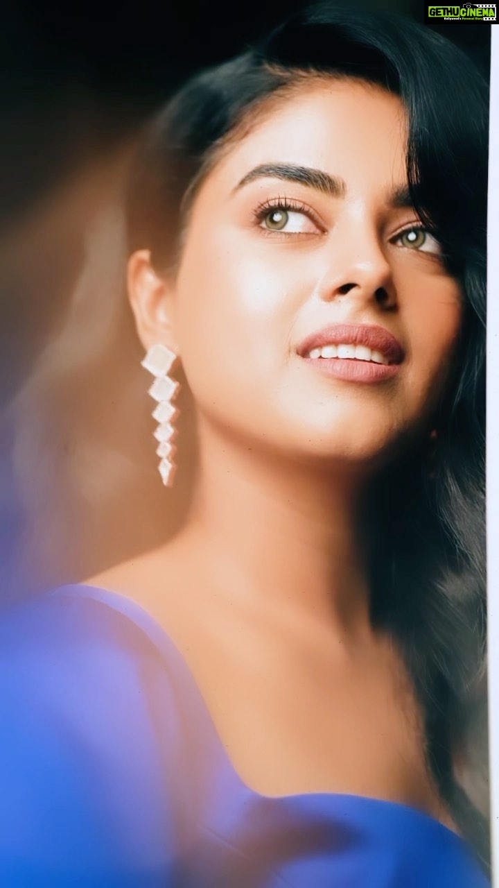 Siddhi Idnani Instagram - here’s to the ones that dream, foolish as they may seem ✨ Shot by @prachuprashanth Styled by @indu_ig Makeup @deepz_beautyjourney Hairstylist @soniyarameshbabu_muah Outfit @yaradesigners Jewelry @fineshinejewels Managed by @arunprajeethm
