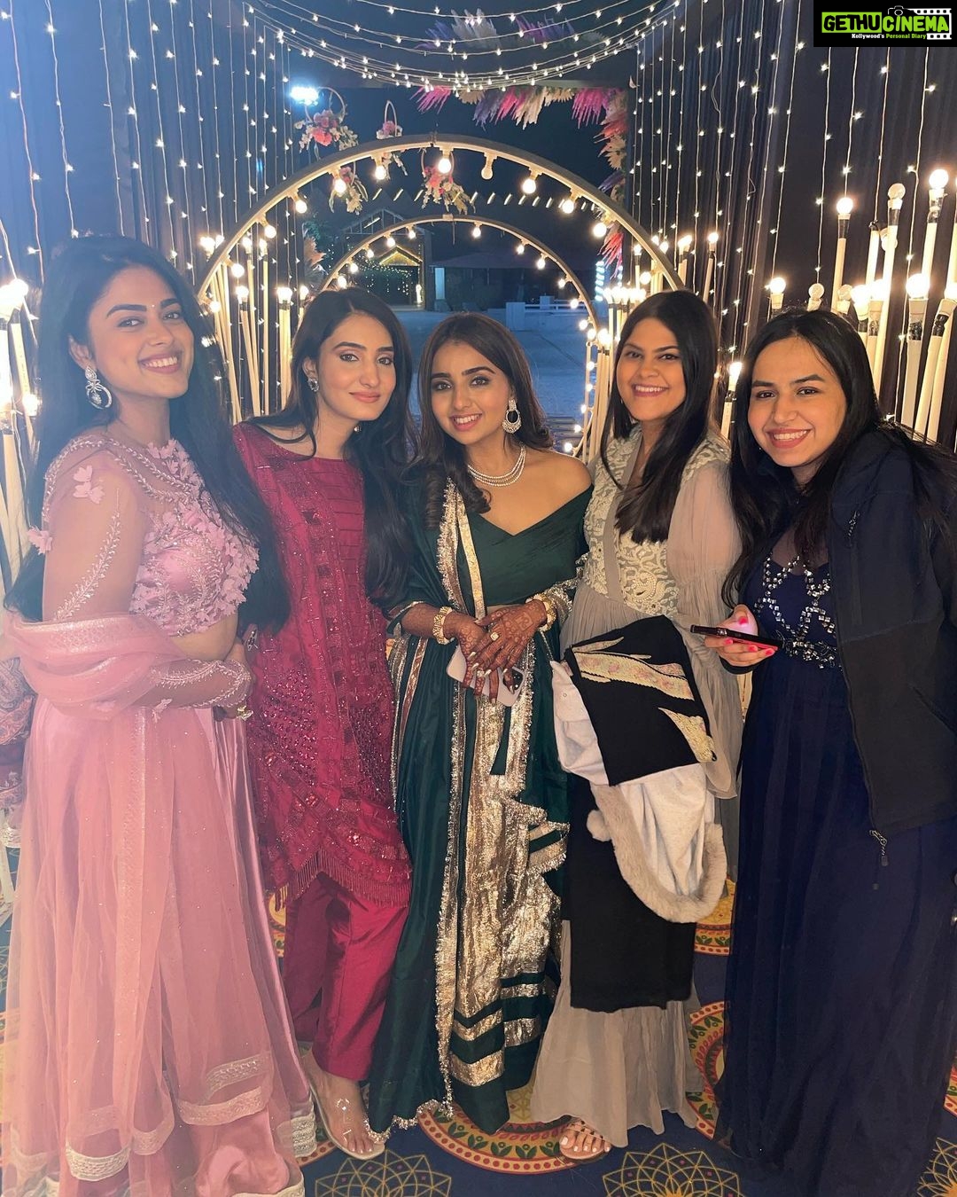Siddhi Idnani Instagram - 15+ years of friendship with these pieces of my heart ♥️ and our family keeps growing.. @riiizuss you made the most beautiful bride. I love love love you and I’m going to miss you even more. 🥹 Welcome to our crazy family @manishchopra512 👫🥰 Balotra,rajasthan