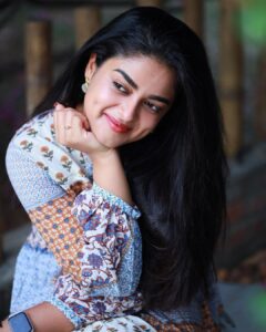 Siddhi Idnani Instagram - babe in the woods 💖 
.
.
.
💖
.
.
.

Shot by - @jenovin_05 @crackjackphotography 
MUA - @priya_durai_makeoverartistry