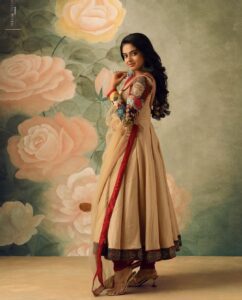 Siddhi Idnani Instagram - blessed beyond measure🤍

Wardrobe/styling : @labelswarupa
📸: @prachuprashanth
Make up : @reenapaiva
Hairstylist : @durga_hair_stylist
@studioi.india @mizubackdrops
@arunprajeethm