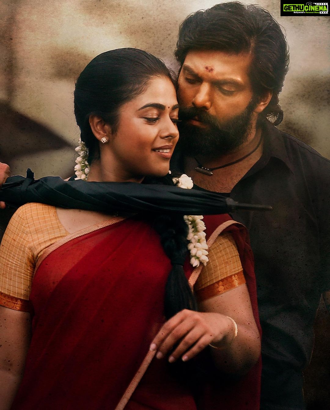 Siddhi Idnani Instagram - Get yourself immersed into the Gramathu Vibe!🥁 Here's the #KarikuzhambuVaasam Song from #KEMTheMovie ❤️🎶 ▶️https://youtu.be/SVEPSJTBmm8 🎙️Singer : @gvprakash ✒️ Lyricist: @junior_nithya 🕺🏽 Choreographer: @alwaysjani #KEMTheMovie #KEMOnJUNE2 @aryaoffl #DirectorMuthaiya @siddhi_idnani @gvprakash #DOPVelraj @zeestudiosofficial @drumsticks.productions @jungleemusicsouth @kirubakaran.AKR @vedikaranpatti @venkat_raajen @veeramaniartdirector #Analarasu @shobi_master #Bababaskar @sherif_choreographer @dancersatz @teamaimpro