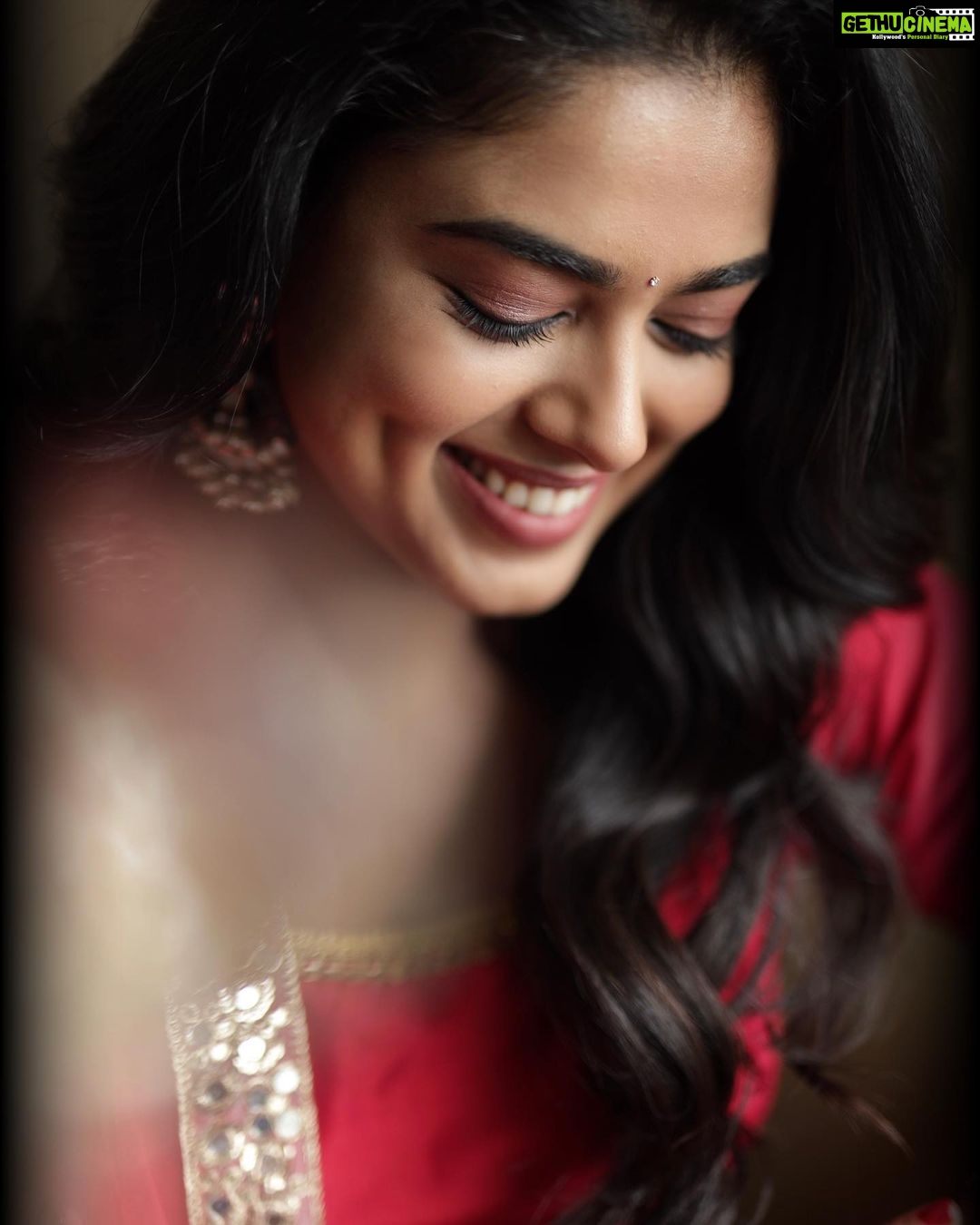 Siddhi Idnani Instagram - “I’m going to make everything around me, beautiful” - Elsie de wolf 🤍 Styling & designer - @labelswarupa 📸- @deepak_durai_photography MakeUp & Hair - @kaviyaartistry_off Jewellery- @mspinkpantherjewel