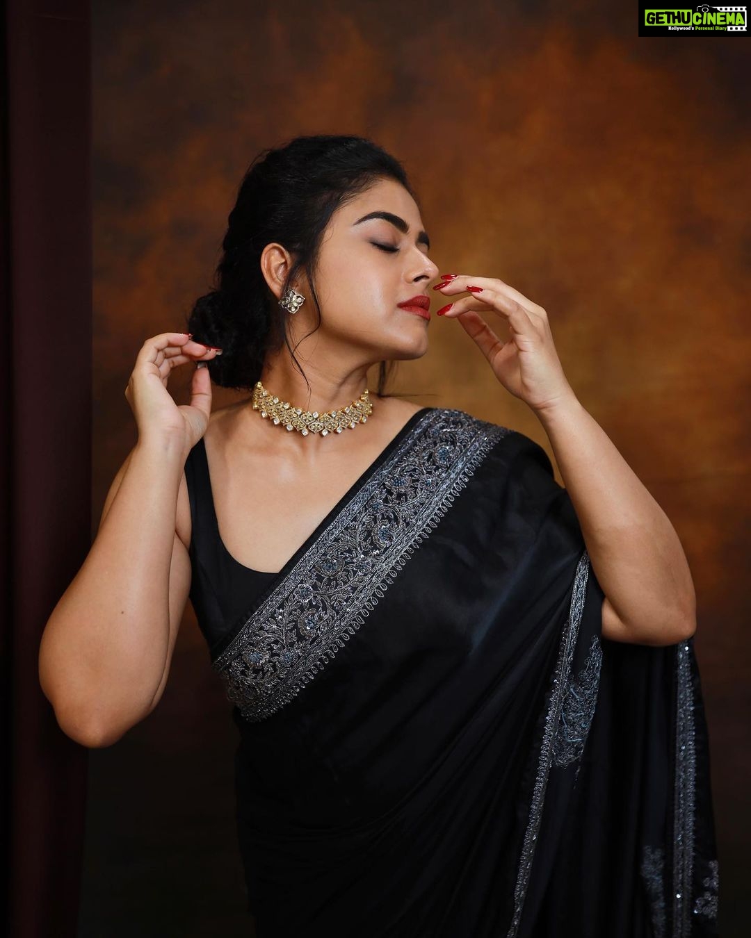 Siddhi Idnani Instagram - she’s clarity & confusion never enough, always too much . . . . Outfit - @savinidii Mua - @priya_durai_makeoverartistry Jewellery - @mspinkpanther Shot by - @crackjackphotography @jenovin_05