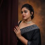 Siddhi Idnani Instagram - she’s clarity & confusion never enough, always too much . . . . Outfit - @savinidii Mua - @priya_durai_makeoverartistry Jewellery - @mspinkpanther Shot by - @crackjackphotography @jenovin_05
