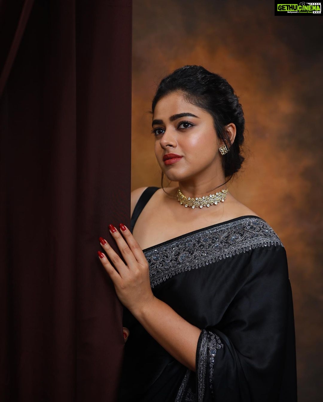 Siddhi Idnani Instagram - she’s clarity & confusion never enough, always too much . . . . Outfit - @savinidii Mua - @priya_durai_makeoverartistry Jewellery - @mspinkpanther Shot by - @crackjackphotography @jenovin_05
