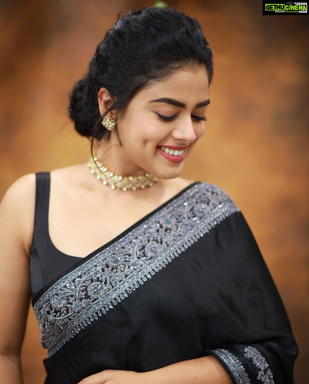 Siddhi Idnani Instagram - she’s clarity & confusion never enough, always too much . . . . Outfit - @savinidii Mua - @priya_durai_makeoverartistry Jewellery - @mspinkpanther Shot by - @crackjackphotography @jenovin_05