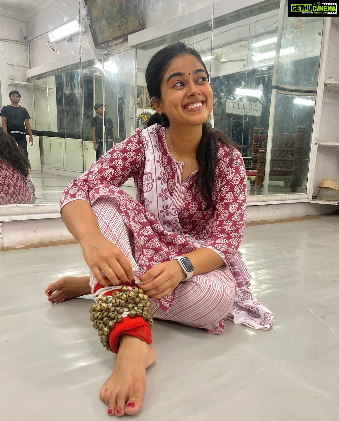 Siddhi Idnani Instagram - happiest with my ghungroo’s on 💜 #kathak Nateshwar Nritya Kala Mandir - Kathak Institute of Late Natraj Gopi Krishna