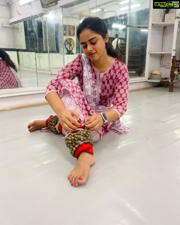 Siddhi Idnani Instagram - happiest with my ghungroo’s on 💜 #kathak Nateshwar Nritya Kala Mandir - Kathak Institute of Late Natraj Gopi Krishna