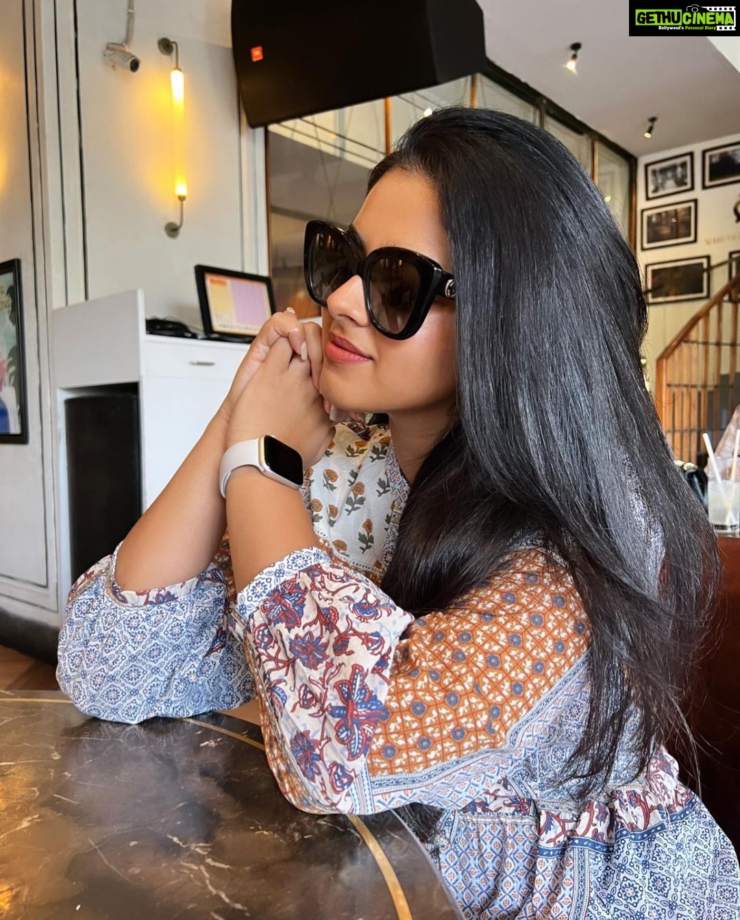 Siddhi Idnani Instagram - to be happy in the now, unapologetically 💜🍍