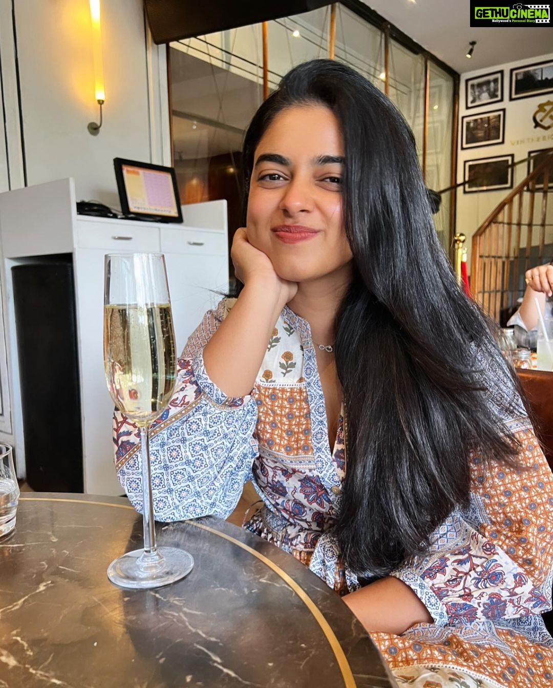 Siddhi Idnani Instagram - to be happy in the now, unapologetically 💜🍍