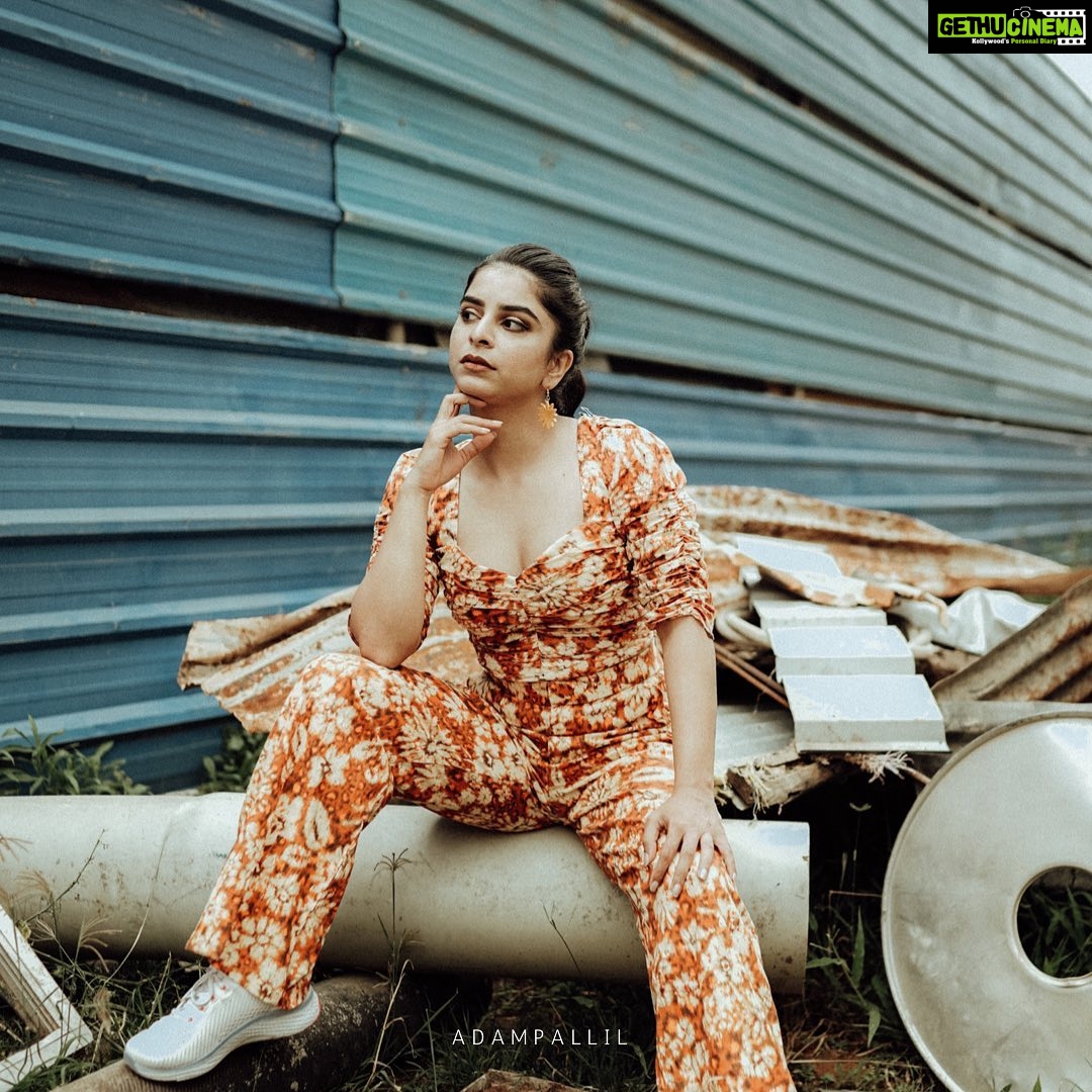 Siddhi Mahajankatti Instagram - GLORIOUS RUINS | a series by @adampallil __________________________________________ Styling : @adampallil HMUA : @ravishing_box Photography : @aisha_moidhu Accessories: @ressa_designs _____________________________________ #adampallil #trending #trendingnow #trendingsongs #siddhimahajankatti Bangalore, India