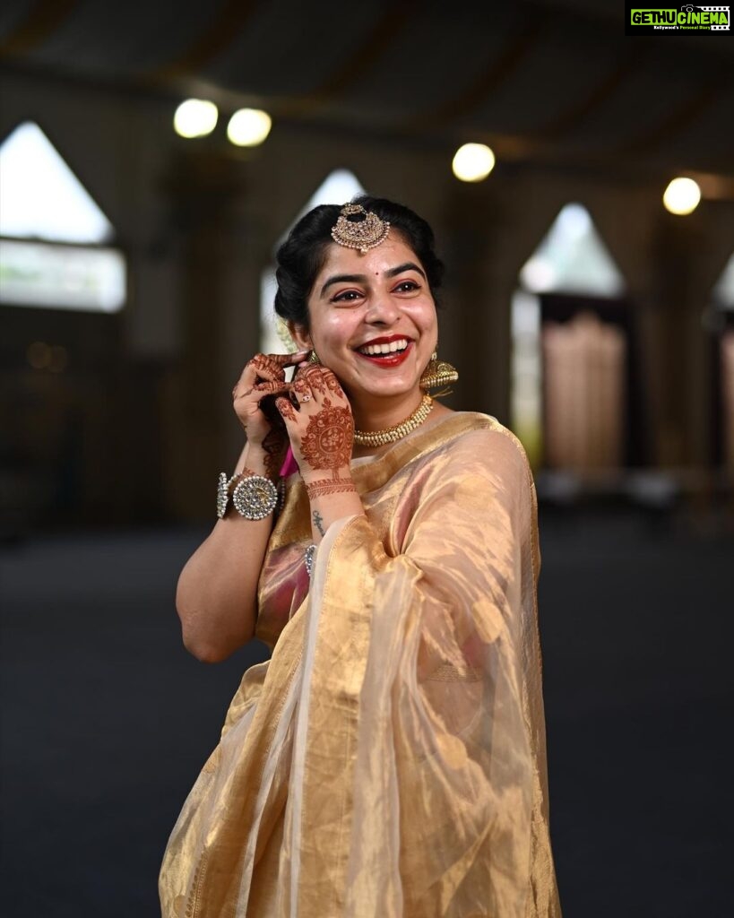 Siddhi Mahajankatti Instagram - • Photographer : Just act candid Me : Let me fix my earring just like student of the year movie scene 🙈• #cousinswedding #sareelove #dressup