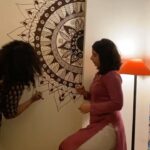 Siddhi Mahajankatti Instagram – • I love drawing/creating mandalas from scratch and this time it was on this huge wall • 

@brishtir_bishwas  Thank you for the wall 🙈

PS: This is how my Sunday evening looked like 

#mandalaart #sundayfunday #sundayvibes #art