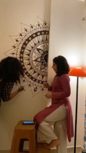 Siddhi Mahajankatti Instagram - • I love drawing/creating mandalas from scratch and this time it was on this huge wall • @brishtir_bishwas Thank you for the wall 🙈 PS: This is how my Sunday evening looked like #mandalaart #sundayfunday #sundayvibes #art
