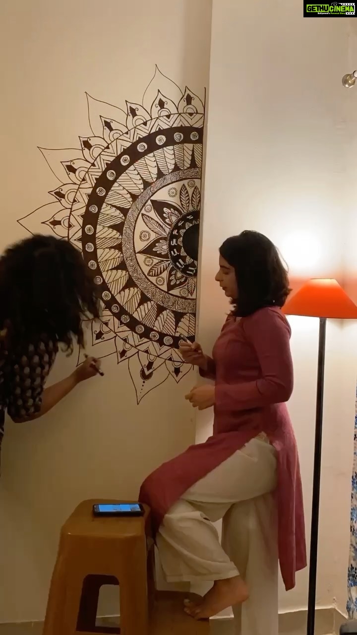 Siddhi Mahajankatti Instagram - • I love drawing/creating mandalas from scratch and this time it was on this huge wall • @brishtir_bishwas Thank you for the wall 🙈 PS: This is how my Sunday evening looked like #mandalaart #sundayfunday #sundayvibes #art