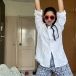 Siddhi Mahajankatti Instagram – • What do I do when I get the apartment to myself? …. IT’S A HOUSE PARTY WITH JUST ME!! 🙈😂•

Inspired by @zubinimtiaz but made my own version of Home Alone weird dance!

PS: Wonder how Amma and Appa are going to react to this video! 

#funnymemes #funn #houseparty #iloveme Bangalore, India