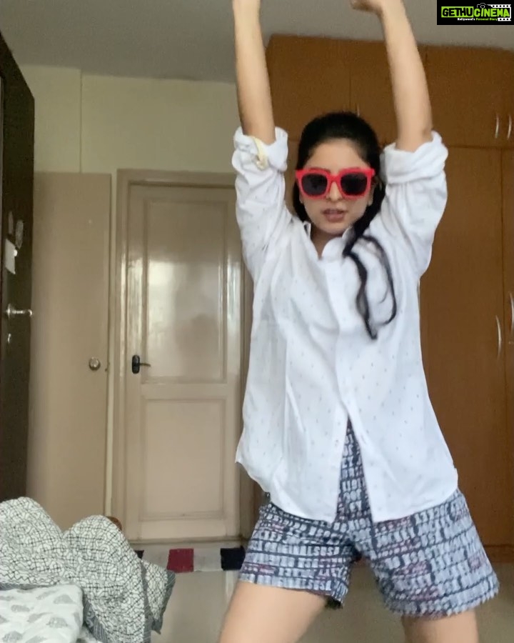 Siddhi Mahajankatti Instagram - • What do I do when I get the apartment to myself? .... IT’S A HOUSE PARTY WITH JUST ME!! 🙈😂• Inspired by @zubinimtiaz but made my own version of Home Alone weird dance! PS: Wonder how Amma and Appa are going to react to this video! #funnymemes #funn #houseparty #iloveme Bangalore, India
