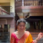 Siddhi Mahajankatti Instagram - • Please DM Amma for any Rishta related queries 🙈 • PS : I think I’ve fallen in love with Kanchi Sarees ❤️ #trending #wedding #kanchi #saree