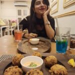 Siddhi Mahajankatti Instagram - • Thank you @butterartisancafe for having me over❤️ The food was finger licking yummm ❤️ All the very best @surumi_nb and really proud of your husband for supporting your goals! Head over to @butterartisancafe and have these : - Pink lemonade - Onion rings (This is my personal favorite) - Pineapple feta cheese salad ( This was finger licking yum) - Mushroom stroganoff (This filled my tummy )• PS : Swipe to see the food pictures 😋 Butter Artisan Cafe