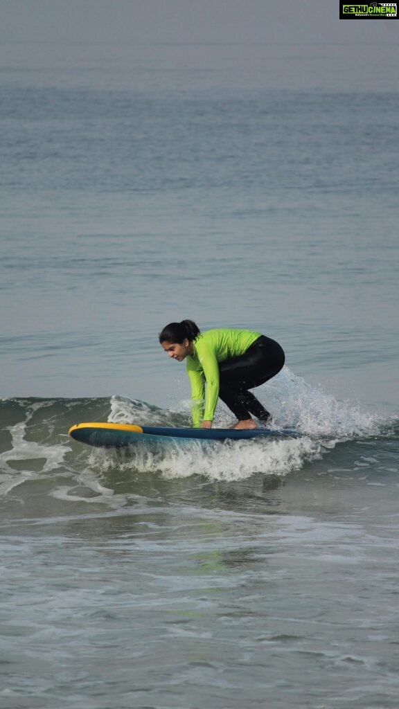 Siddhi Mahajankatti Instagram - • Happily Surfing ft. @kayak.boy • 📹: @ratul #trendingreels #trending #trendingsongs #trendingnow #surfing #surfinglife #kayakboy #mulki #explore #explorepage #surflovers #surflovers KayakBoy