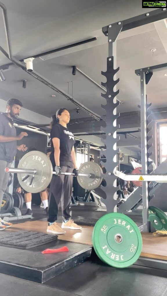 Sija Rose Instagram - Stage one: Get your form right . Watch till the end when coach smiles when we burn out @coach_ayush_ thank you 🤩 Darc1Fitness