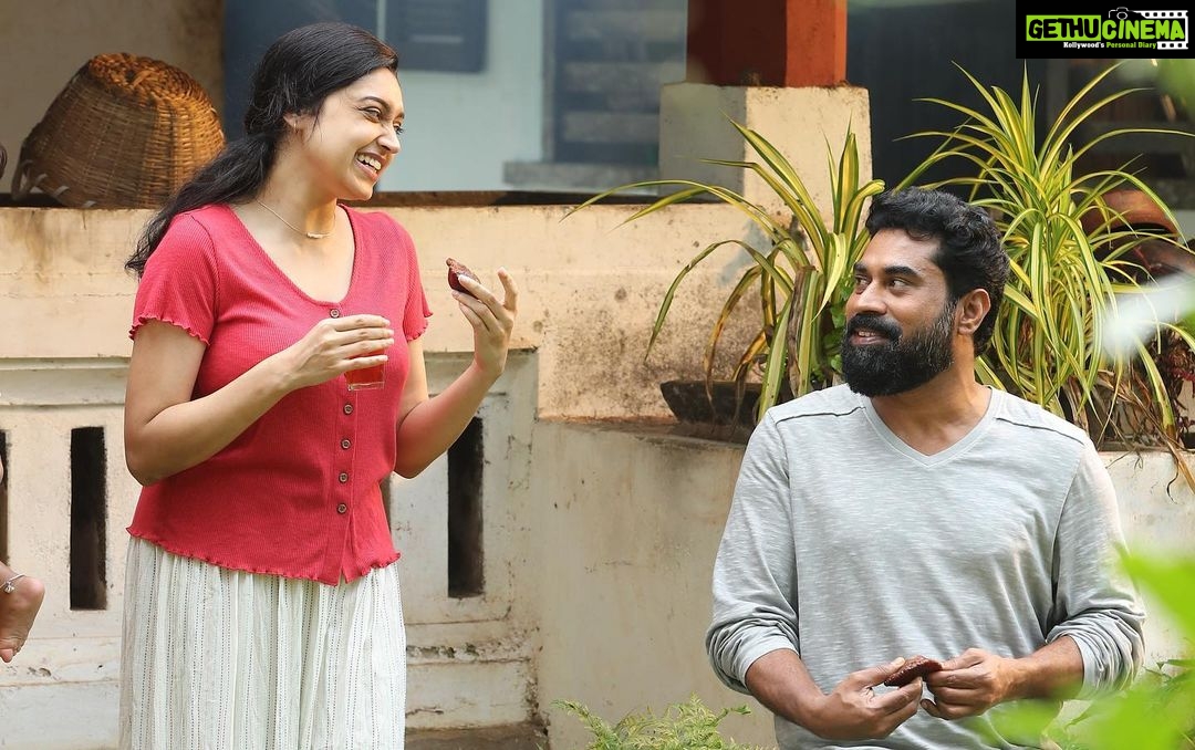 Sija Rose Instagram - Roy and Teena in their small world with some chai, snacks , laughter and plant shopping . Team #roy @surajvenjaramoodu
