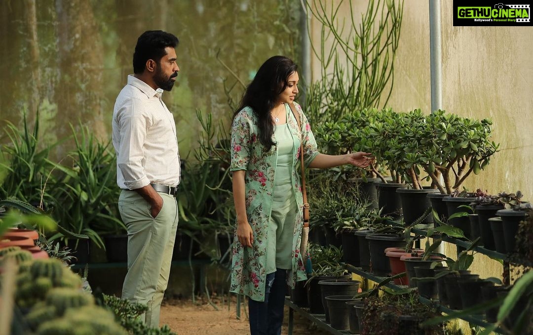 Sija Rose Instagram - Roy and Teena in their small world with some chai, snacks , laughter and plant shopping . Team #roy @surajvenjaramoodu