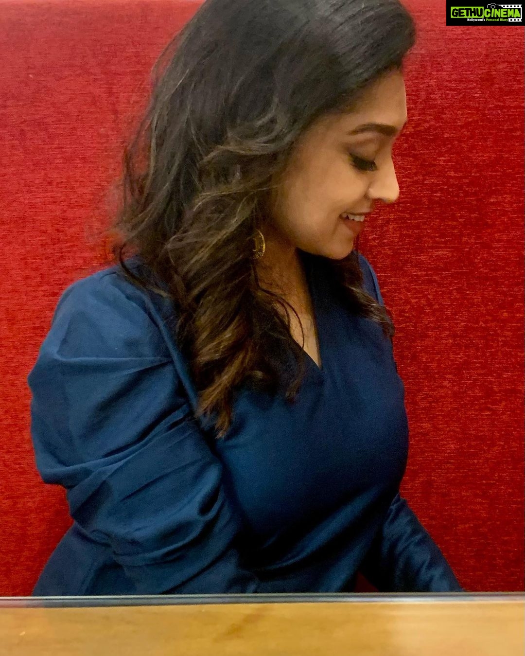 Sija Rose Instagram - The depth of blue🪁🌀 . Pic: @fahad____fadhi MUA: @neethu_makeupartist Styling : @shantikrishna Attire: @the_mainstreetshop_kochi Accessories: @adorebypriyanka