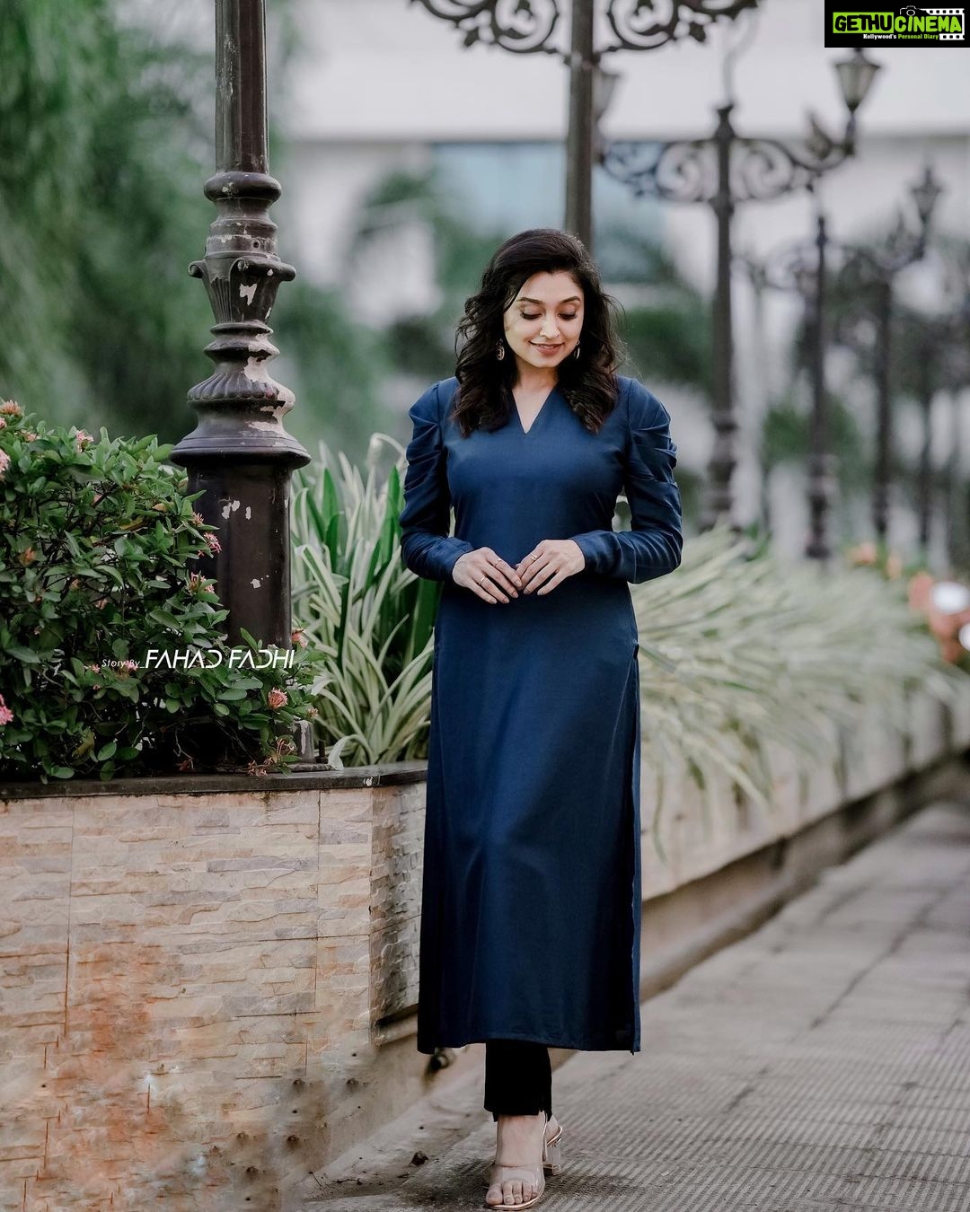 Sija Rose Instagram - The depth of blue🪁🌀 . Pic: @fahad____fadhi MUA: @neethu_makeupartist Styling : @shantikrishna Attire: @the_mainstreetshop_kochi