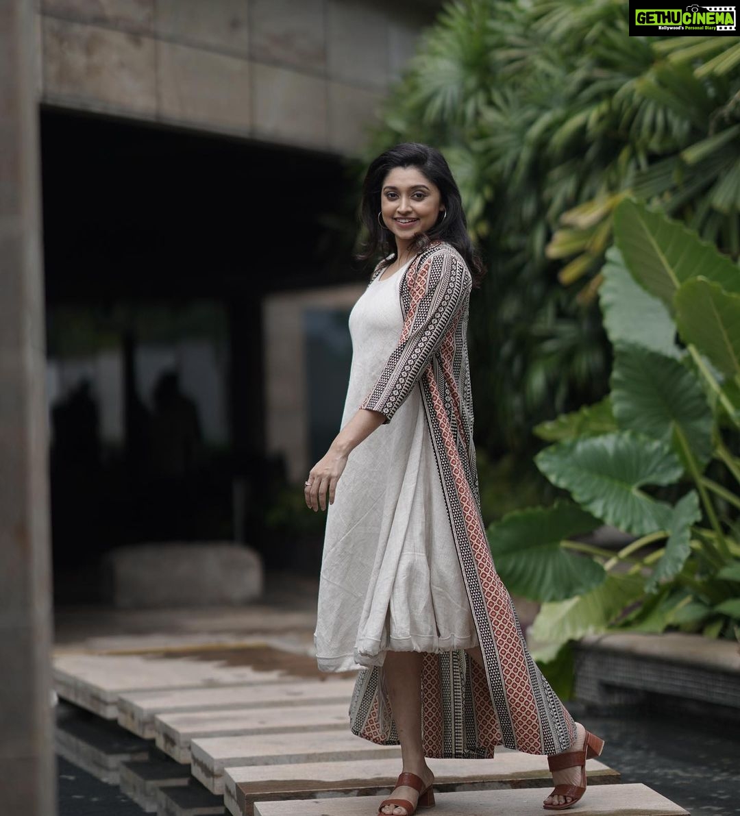 Sija Rose Instagram - Some more from this series *Cape down* . Pic: @stories_by_fari MUA : @vini_makeup_artist_ Styling: @shantikrishna Attire: @byhand.in