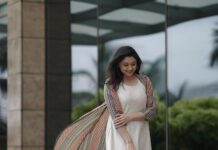 Sija Rose Instagram - Some twist and turns with my cape! . 📷 @stories_by_fari MUA: @vini_makeup_artist_ Styling: @shantikrishna Attire: @byhand.in @byhand_moments