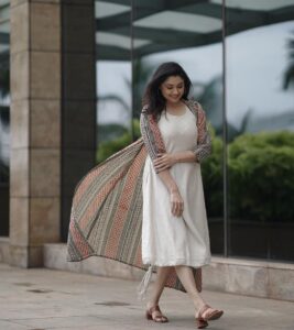 Sija Rose Instagram - Some twist and turns with my cape! . 📷 @stories_by_fari MUA: @vini_makeup_artist_ Styling: @shantikrishna Attire: @byhand.in @byhand_moments