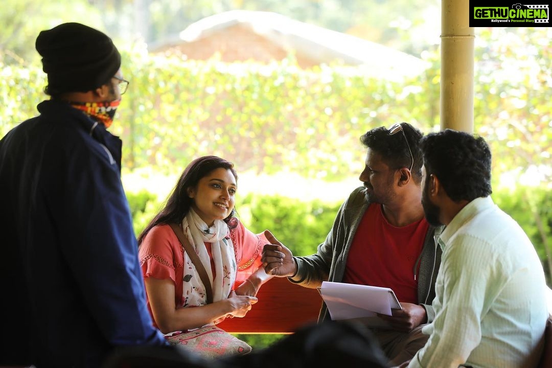 Sija Rose Instagram - Bts round one: Yes i listen attentively! @sunilibrahim @suhail_ibrahim2080 @toshameer @mrvibinram @justyartist @rajagopalanpankajakshan @diljitgore @afzal.azad @jeffson_fernandez_ @surajvenjaramoodu @shinetomchacko_official @jins_baskar @riaa_saira @anjujosephofficial @anandmanmadhan @jenny_pallath