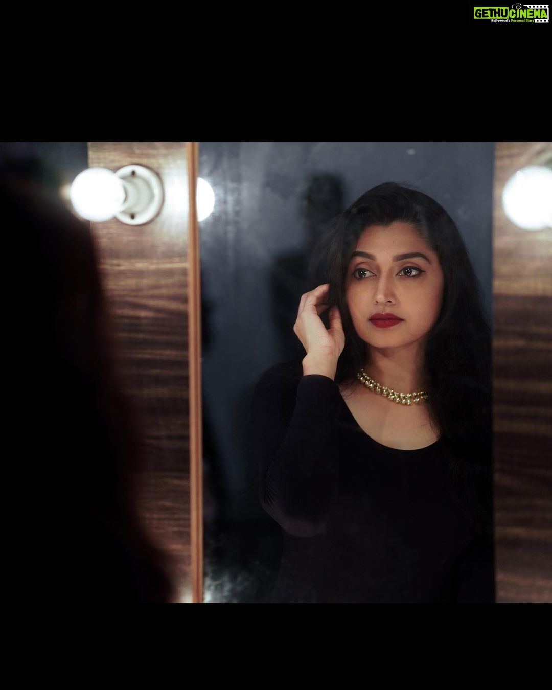 Sija Rose Instagram - Should have posted on a WEDNESDAY! 🕸️🕷️ . . Thanks to the photographer who clicked this. . #wednesdaystyles #wednesday #todayssaturday #redlips #photography