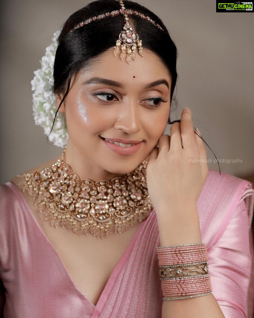 Sija Rose Instagram - Radiant Royalty: Embracing Elegance in Blush Pink! Witness the Queen like ethereal nude and glowy bridal makeover, adorned in a mesmerizing pink bridal saree and adorned with exquisite antique jewellery MUA: @abilashchickumakeupartist Saree @thebrandstorebyfebitha Photography @paper_plane_wedding Jwellery @bliss_bridal_collections #sijaarose #abilashchickumakeupartist #mua #makeupartist #bridalmakeover #pinksaree #southindianbride #indianbride #glow
