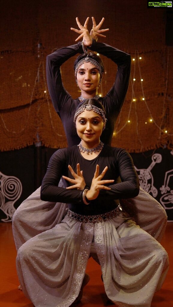 Sija Rose Instagram - Something UNHOLY . Team : @i_do_wedding_filmer MUA: @lilly_shaneesh_makeup Dance floor: @thudippu_ #dance #dancelife #indiandance #unholy #letsdance #classical #instadance #instagood #insta #indian_dance_culture #danceoff #danceindia