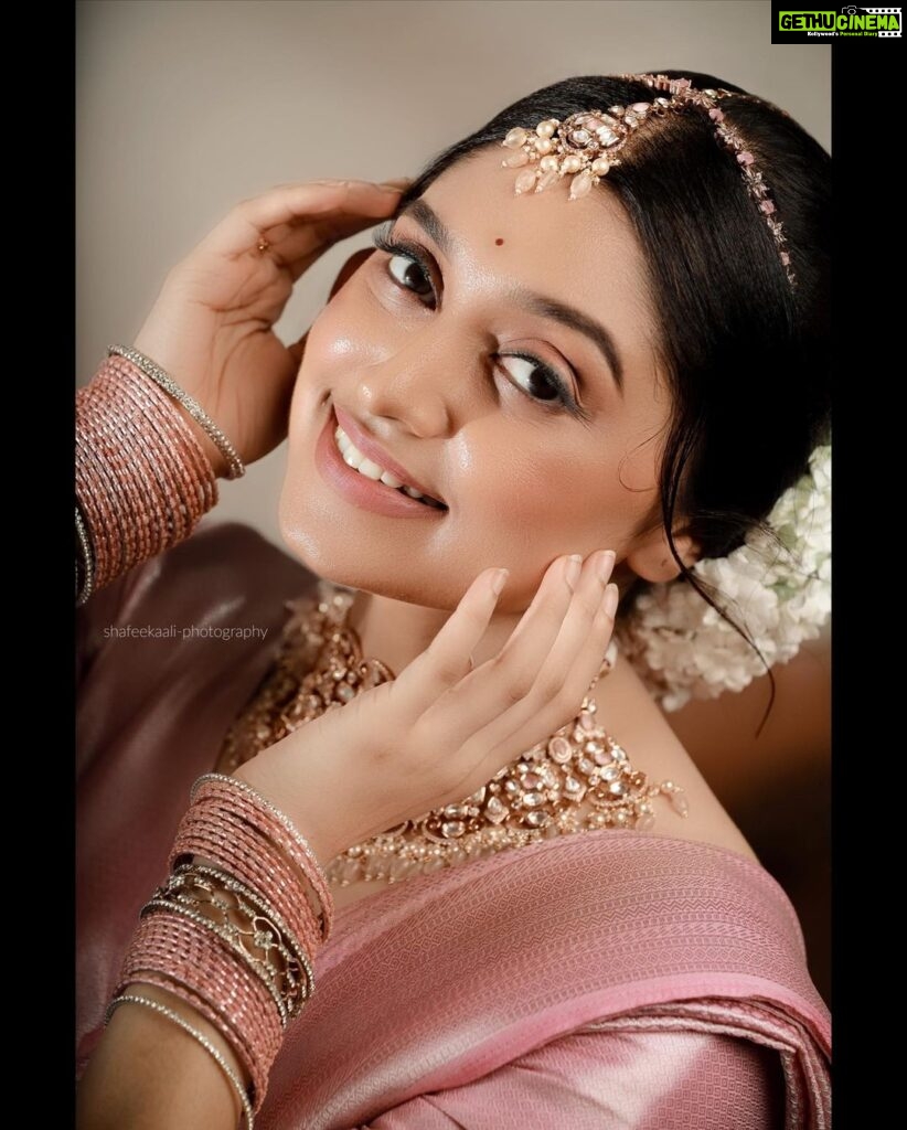 Sija Rose Instagram - "Radiant Royalty: Embracing Elegance in Blush Pink! Witness the Queen like ethereal nude and glowy bridal makeover, adorned in a mesmerizing pink bridal saree and adorned with exquisite antique jewelry, accentuating her exquisite facial features. She truly embodies grace, poise, and timeless beauty ." In frame @sija_rose_george Saree @thebrandstorebyfebitha Photography @paper_plane_wedding Jwellery @bliss_bridal_collections #sijarose #abilashchickumakeupartist #mua #makeupartist #bridalmakeover #pinksaree #southindianbride #keralamakeupartist
