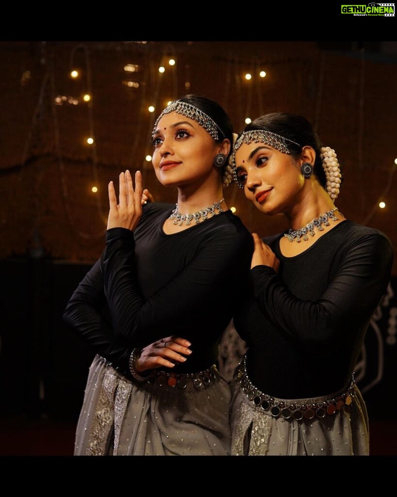 Sija Rose Instagram - They say there are shortcuts to happiness and dancing is one of them. So just get up and dance. You’ll feel better! Enjoy each step along the way, Expressing that language for which we have no words. To watch us dance is to hear our heart speak. 💫✨ Photograph: @rejeesh_varghese Dance floor: @thudippu_ Makeup : @lilly_shaneesh_makeup #dance #dancereels #indiandance #classicaldance #dancinggirl #beat #instagood #picoftheday #kerala #letsdance #shakeyourbooty