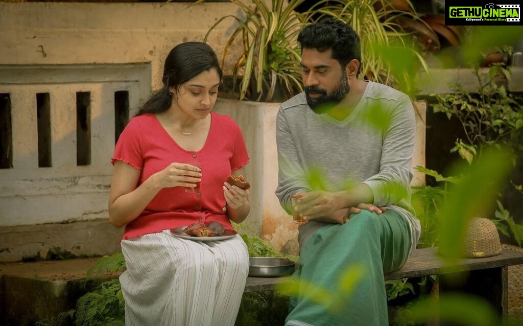Sija Rose Instagram - Roy and Teena in their small world with some chai, snacks , laughter and plant shopping . Team #roy @surajvenjaramoodu