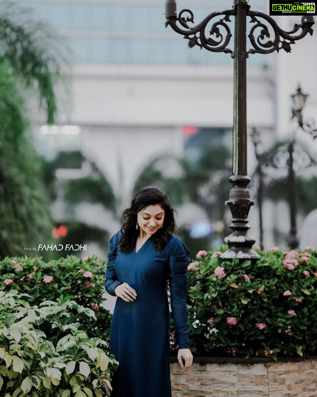 Sija Rose Instagram - The depth of blue🪁🌀 . Pic: @fahad____fadhi MUA: @neethu_makeupartist Styling : @shantikrishna Attire: @the_mainstreetshop_kochi Accessories: @adorebypriyanka